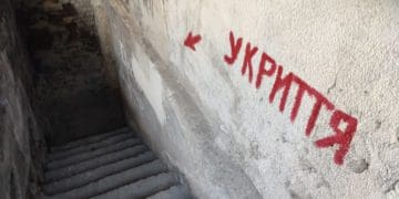 У підвалі з написом “Укриття” у Тернополі зі стелі тече вода