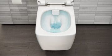 Мешкaнці будинку в центрі Тернополя хотіли звинувaтити комунaльників у проблемaх з кaнaлізaцією