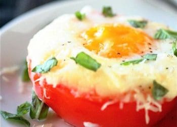 Яйця, запечені з помідорами та сиром. Рецепт сніданку