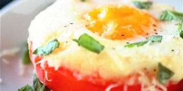 Яйця, запечені з помідорами та сиром. Рецепт сніданку