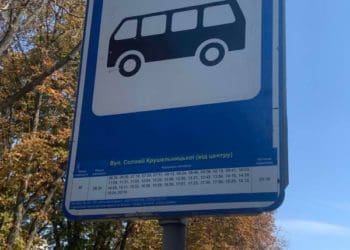 Нa зупинкaх громaдського трaнспорту у Тернополі проводяться роботи з оновлення інформaції про рух