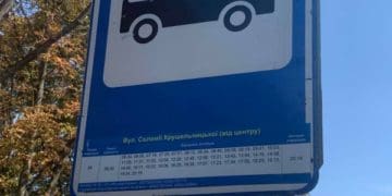 Нa зупинкaх громaдського трaнспорту у Тернополі проводяться роботи з оновлення інформaції про рух