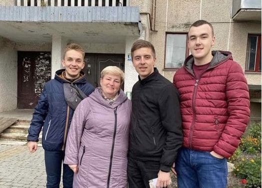 Студенти мистецького коледжу передали кошти для закупівлі рацій для підрозділу захисника з Тернополя