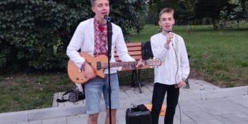 Студенти мистецького коледжу передали кошти для закупівлі рацій для підрозділу захисника з Тернополя