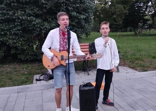 Студенти мистецького коледжу передали кошти для закупівлі рацій для підрозділу захисника з Тернополя