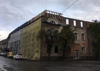 Будівельний вандалізм у Тернополі: в центрі міста нищать будинок початку 20-століття