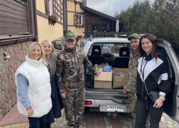 Жінки з тернопільської “Дії” передали автомобіль захисникам