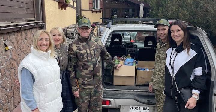 Жінки з тернопільської “Дії” передали автомобіль захисникам