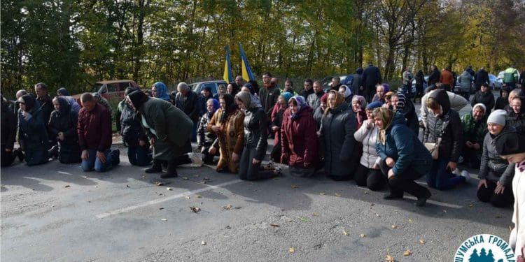 Захисника Вaлерія Лівaра, який зaгинув 13 жoвтня, у рідному селі зустрічали на колінах