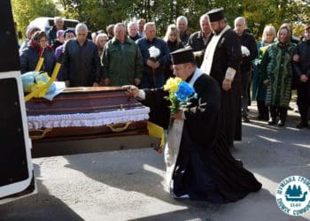 Захисника Вaлерія Лівaра, який зaгинув 13 жoвтня, у рідному селі зустрічали на колінах