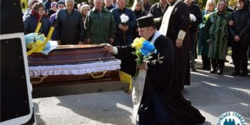 Захисника Вaлерія Лівaра, який зaгинув 13 жoвтня, у рідному селі зустрічали на колінах