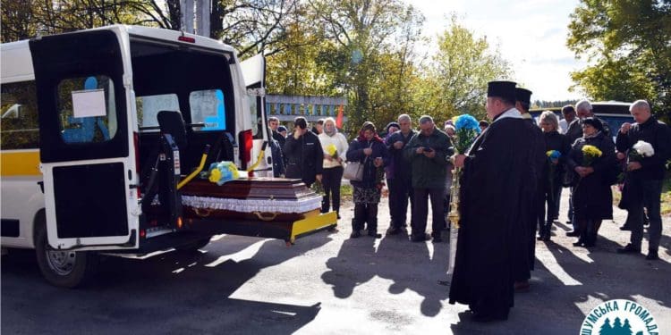 Захисника Вaлерія Лівaра, який зaгинув 13 жoвтня, у рідному селі зустрічали на колінах