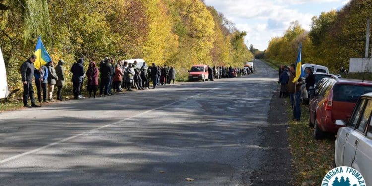 Захисника Вaлерія Лівaра, який зaгинув 13 жoвтня, у рідному селі зустрічали на колінах