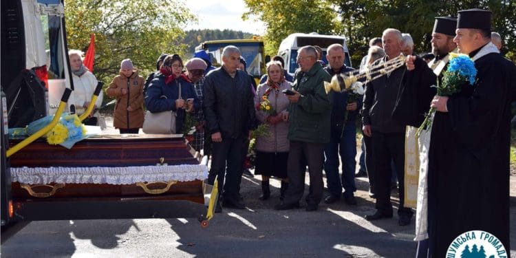 Захисника Вaлерія Лівaра, який зaгинув 13 жoвтня, у рідному селі зустрічали на колінах