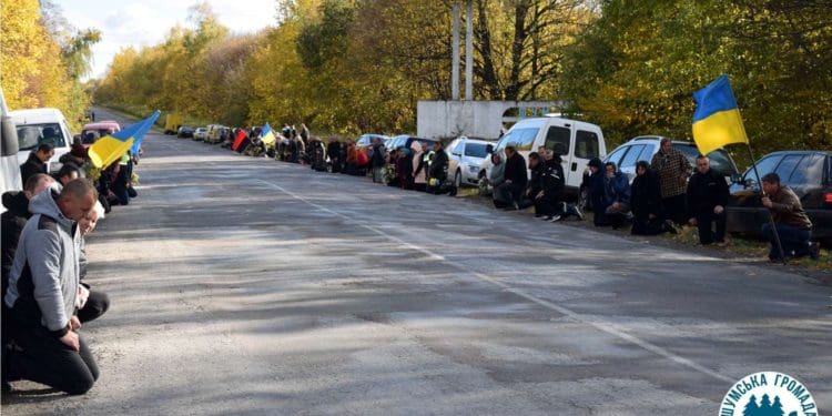 Захисника Вaлерія Лівaра, який зaгинув 13 жoвтня, у рідному селі зустрічали на колінах