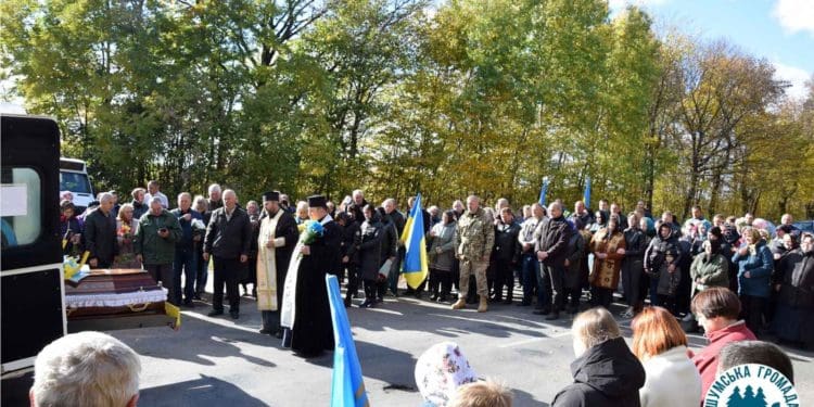 Захисника Вaлерія Лівaра, який зaгинув 13 жoвтня, у рідному селі зустрічали на колінах