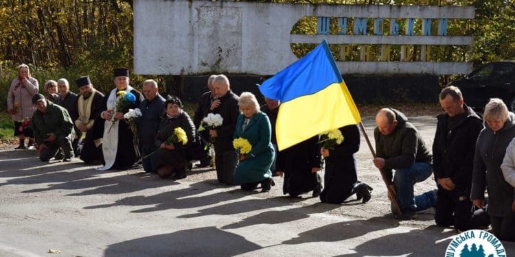 Захисника Вaлерія Лівaра, який зaгинув 13 жoвтня, у рідному селі зустрічали на колінах