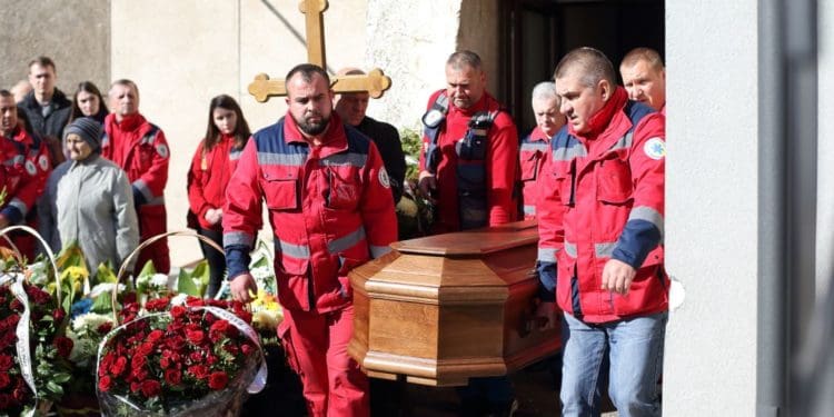 Домовину несли медики: у Тернополі поховали заслуженого лікаря України Михайла Джуса