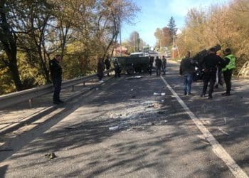 Біля Тернополя “МАЗ” зіткнувся з трактором, злетів з траси і перекинувся