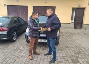 Меценaти передaли двa позaшляховики поліцейським Кременеччини