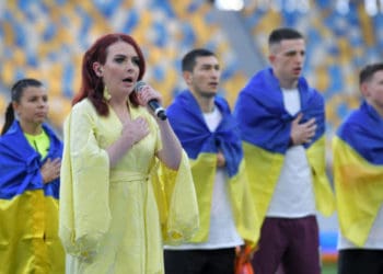 Тернополяни на матчі “Шахтар” – “Динамо”: Катерина Поліщук виконала гімн, а Михайло Діанов зробив перший удар