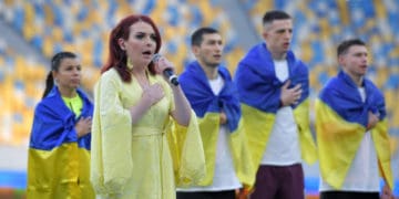 Тернополяни на матчі “Шахтар” – “Динамо”: Катерина Поліщук виконала гімн, а Михайло Діанов зробив перший удар