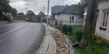 На Тернопільщині вантажівка, яка везла буряки, понищила тротуар