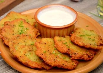 Хрусткі деруни з твердим сиром: рецепт на вихідні