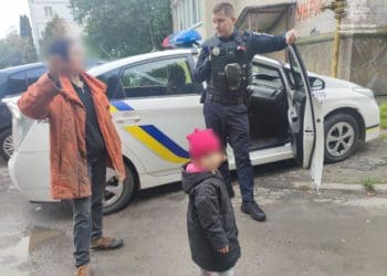 У Тернополі вулицями міста блукала 2-річна дівчинка. Допомогли поліцейські