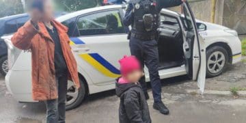 У Тернополі вулицями міста блукала 2-річна дівчинка. Допомогли поліцейські