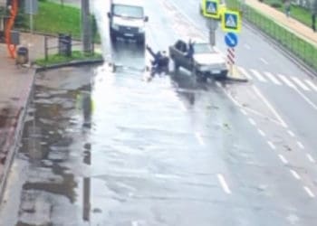 З’явилося відео ДТП у Тернополі: водій на пішохідному переході збив чоловіка з дитиною та втік