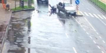 З’явилося відео ДТП у Тернополі: водій на пішохідному переході збив чоловіка з дитиною та втік