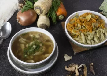 Грибна юшка з картопляними галушками: просто і смачно