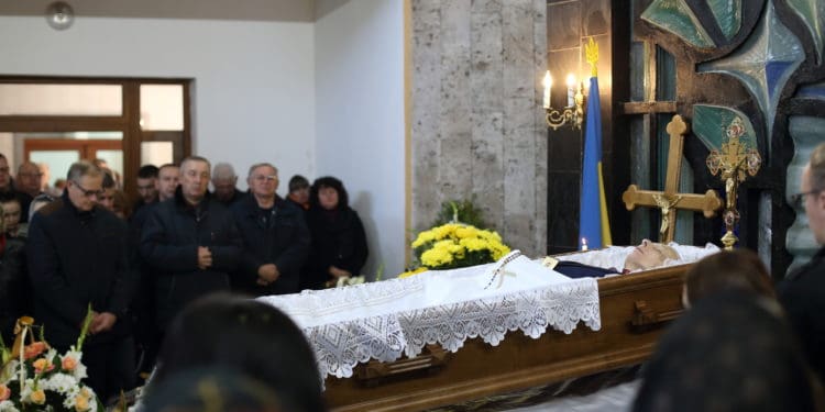 Домовину несли медики: у Тернополі поховали заслуженого лікаря України Михайла Джуса