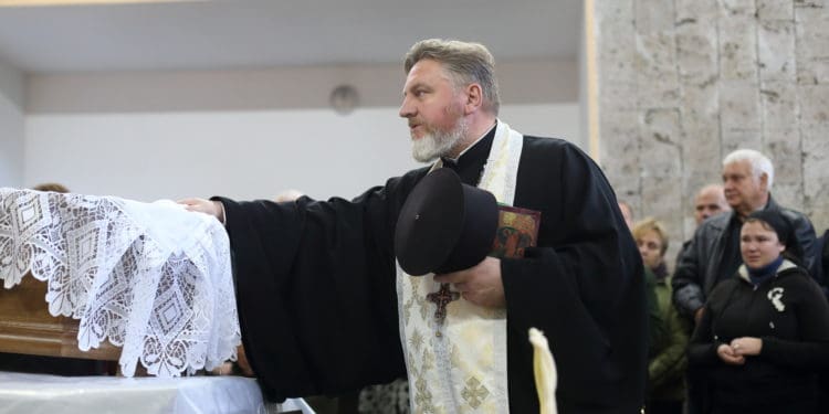 Домовину несли медики: у Тернополі поховали заслуженого лікаря України Михайла Джуса