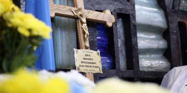 Домовину несли медики: у Тернополі поховали заслуженого лікаря України Михайла Джуса