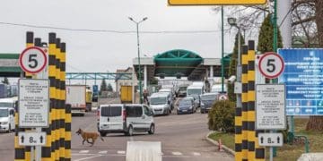 Заборона на виїзд чоловіків за кордон під час воєнного стану є неконституційною, – НАЗК