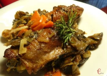 Тушкована домашня курка з грибами: сезонний рецепт