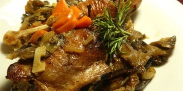 Тушкована домашня курка з грибами: сезонний рецепт