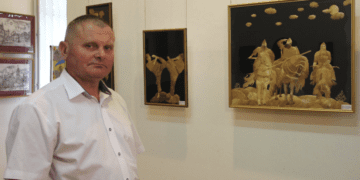 Тернопільський лікар створює унікальні 3D-картини з соломи