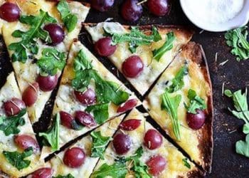 Піца з сиром брі, виноградом та чебрецем: осінній рецепт