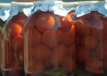 Рецепт солодких маринованих помідорів на зиму