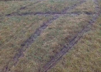 Дрифтували на футбольному полі: біля Бережан знищили покриття на стадіоні