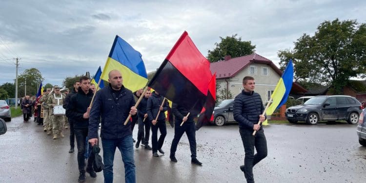 В останню путь на Тернопільщині провели 25-річного захисника Андрія Рудого