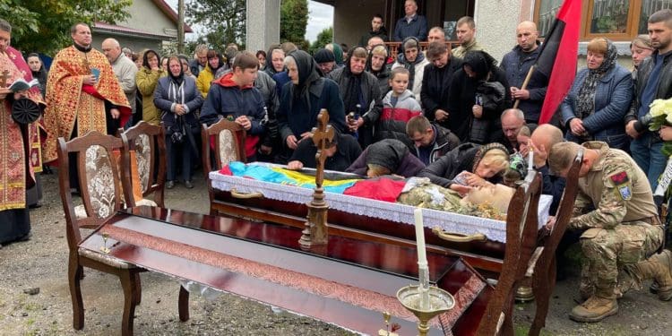 В останню путь на Тернопільщині провели 25-річного захисника Андрія Рудого