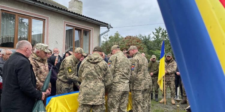 В останню путь на Тернопільщині провели 25-річного захисника Андрія Рудого