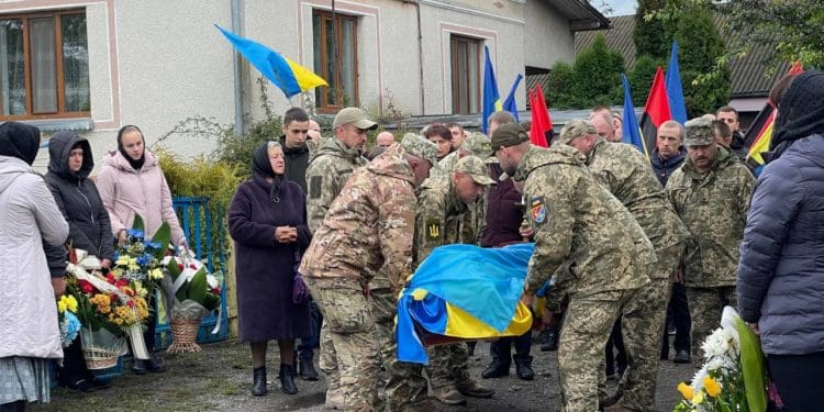 В останню путь на Тернопільщині провели 25-річного захисника Андрія Рудого