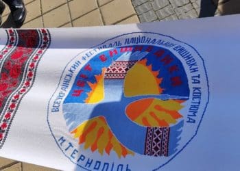 Із Тернополя до Львова передали рушник єднання