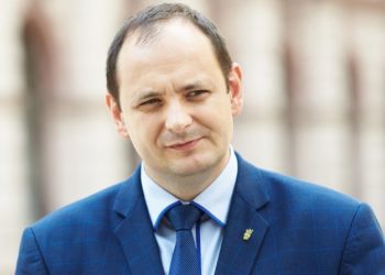 В Івано-Франківську зупинили роботу транспорту, школи переходять на навчання в онлайн