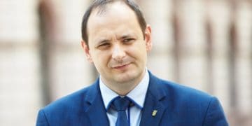 В Івано-Франківську зупинили роботу транспорту, школи переходять на навчання в онлайн